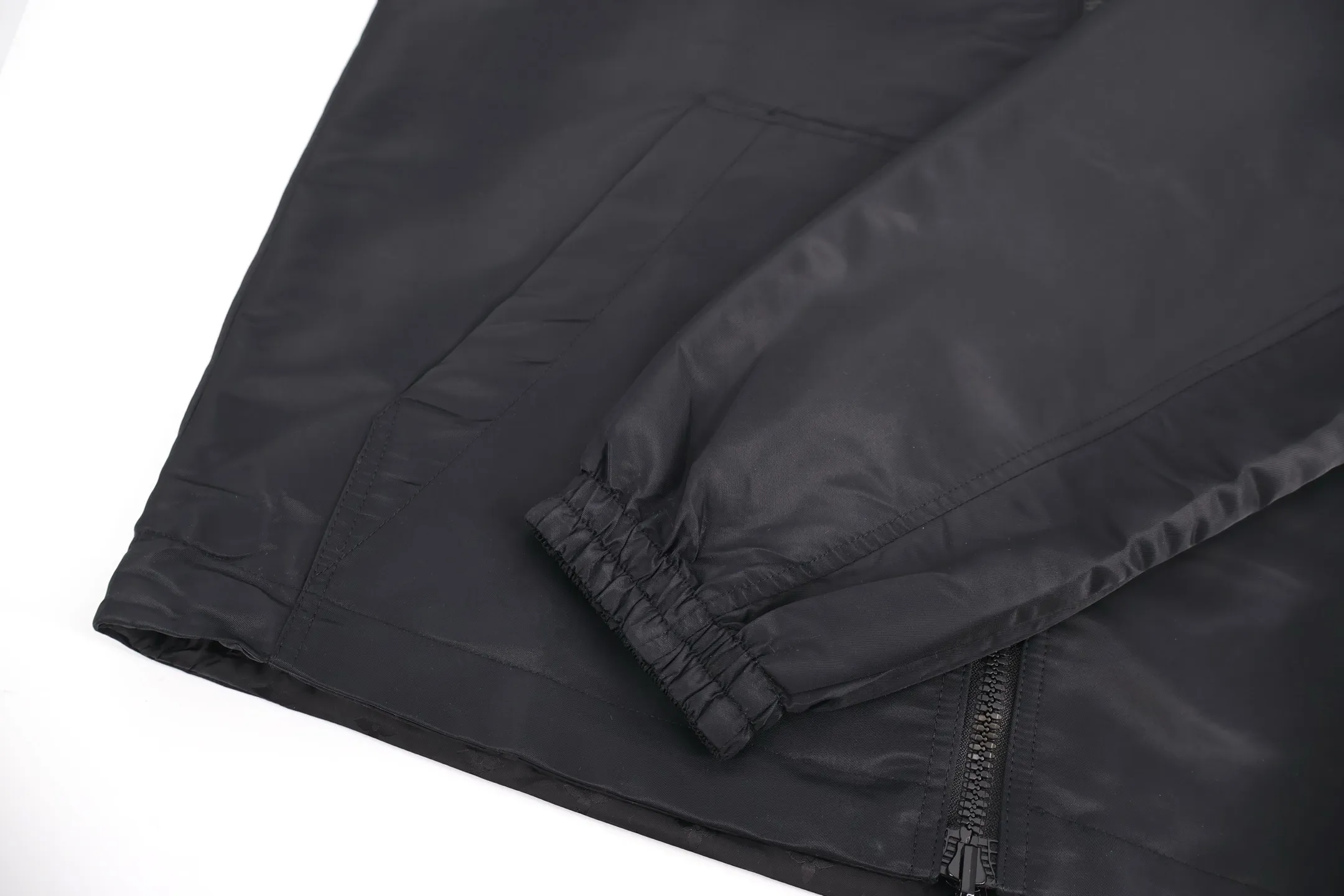 🅿️700 1v full-print double-sided windbreaker jacket (black). The original purchase was 22600. This fabric is custom-woven with 50D imported full-gloss nylon yarn jacquard machine with 0.2*0.2 plaid and original plate. 100 mercerized fabric is used inside, which is expensive. Jacquard alignment technology is used. There are 36 pieces of the whole garment. The sewing is very difficult. All hardware is fully molded and customized. All patterns in the garment are fully aligned. The inside uses very complicated back and forth stitching to completely match the original. Size:46-48-50-52